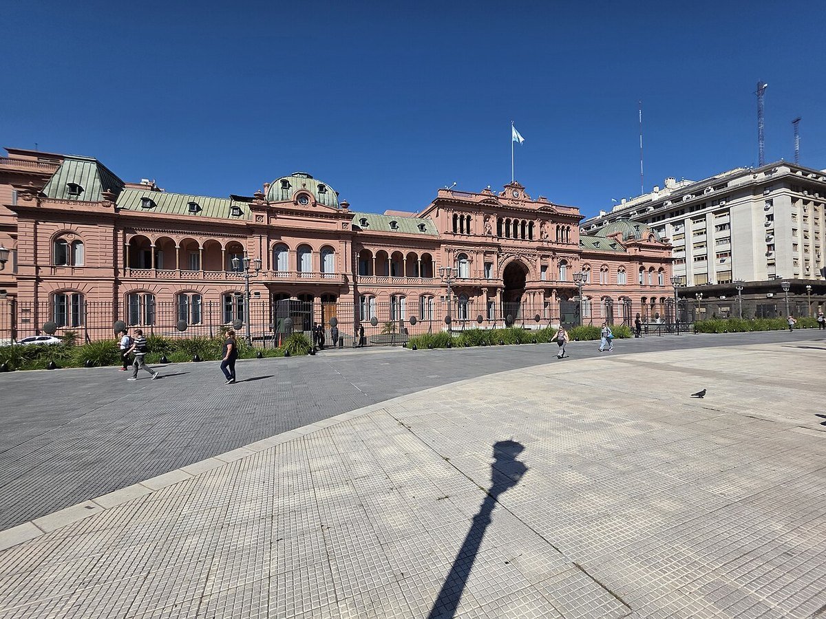 Fachada da Casa Rosada diante da Plaza de Mayo