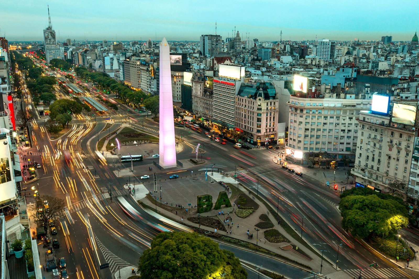 O Obelisco e a avenida 9 de Julio vistos do centro de Buenos Aires