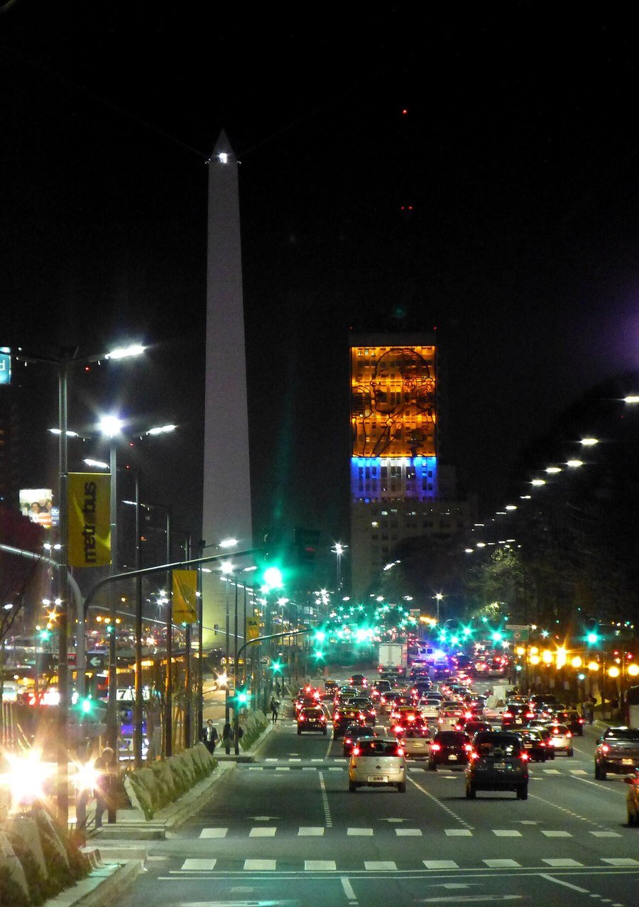 O Obelisco e a avenida 9 de Julio iluminados à noite