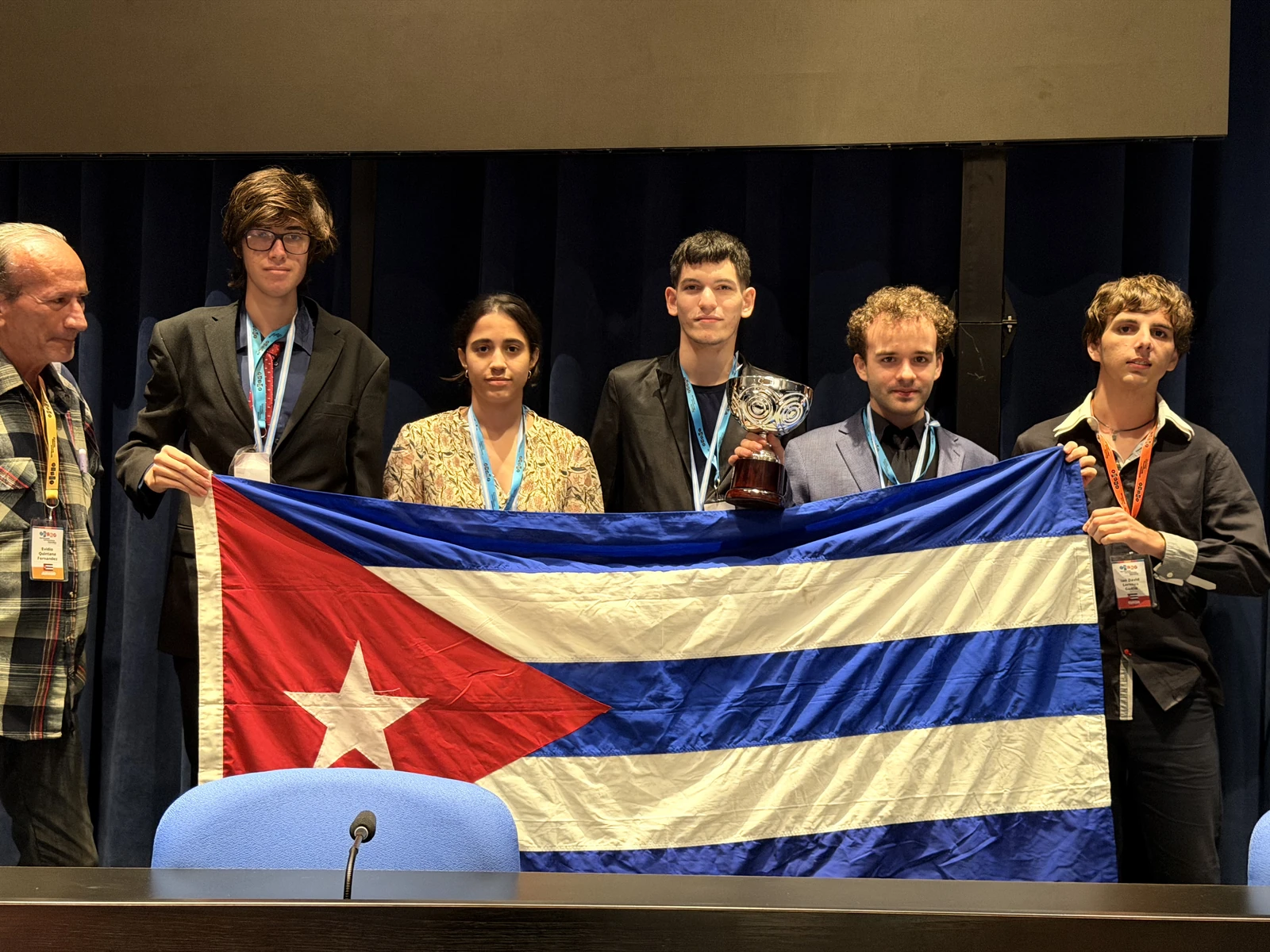 A delegação de Cuba segura sua bandeira junto ao troféu da Copa Puerto Rico.